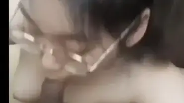 Cewek Kacamata Cantik Sepong Ganas Sampai Crot